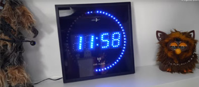 mise en situation de l'horloge sur une étagère